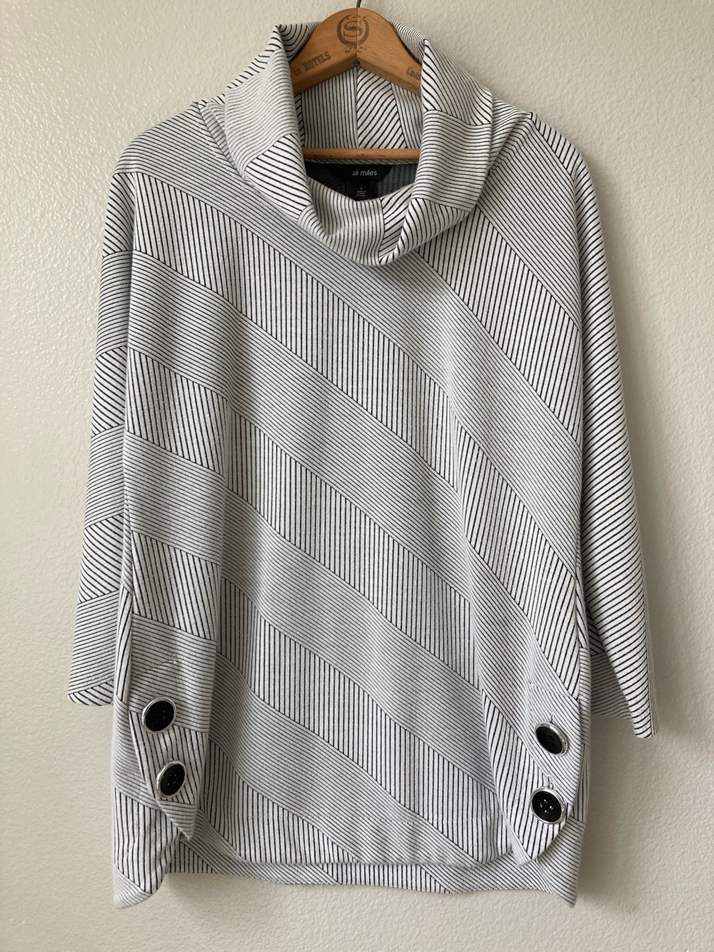 Ali Miles Cowl Neck Diagonal Stripe Tunic Top Stretch Big buttons detail sz S